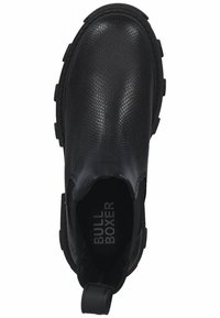 Stivale Chelsea nero con tomaia testurizzata che ricorda la pelle di rettile. Presenta un cinturino per il rimorchio e una robusta suola in gomma per una migliore aderenza. Logo visibile all'interno.