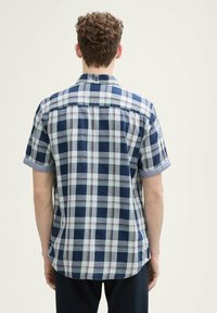 Kurzärmliges, knöpfbares Hemd mit einem blau-weiß-roten karierten Muster. Verfügt über einen klassischen Kragen und aufgerollte Ärmel. Material aus Baumwollmischung.