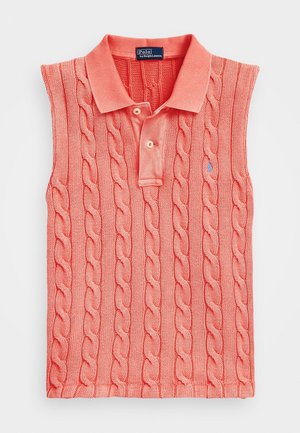 Bezrekawnikowy sweter polo z dzianiny warkoczowej w kolorze koralowym, z dwoma guzikami i niebieskim haftowanym logo na piersi, marki Polo Ralph Lauren.