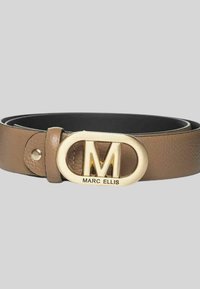 Cintura in pelle marrone con fibbia ovale dorata, caratterizzata da un logo con la lettera 'M' e dal testo "MARC ELLIS". Superficie testurizzata e fodera nera.