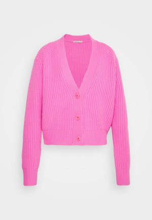 Vaaleanpunainen neulottu lyhyt neuletakki, jossa on pitkät hihat, V-kaula-aukko ja kolme etupuolen nappia, valkoisella taustalla.