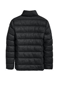 Giacca a vento nera con colletto alto, caratterizzata da segmenti trapuntati orizzontali, una texture liscia e un design leggero.