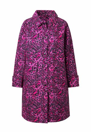 Regenmantel mit einem pinken und schwarzen Leopardenmuster, aus glänzendem Material, mit einem Kragen und zwei Fronttaschen.