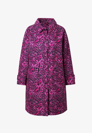 Regnjakke med et pink og sort leopardmønster, lavet af glat materiale, med krave og to forlommer.