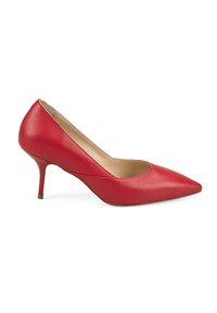 Escarpin rouge en cuir à bout pointu avec un talon aiguille fin de hauteur intermédiaire et une doublure intérieure beige, présenté sur fond blanc.
