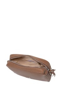 Borsa a pochette in pelle marrone con una superficie liscia, chiusura con zip e fodera interna. Forma rettangolare compatta con dettagli hardware minimi.