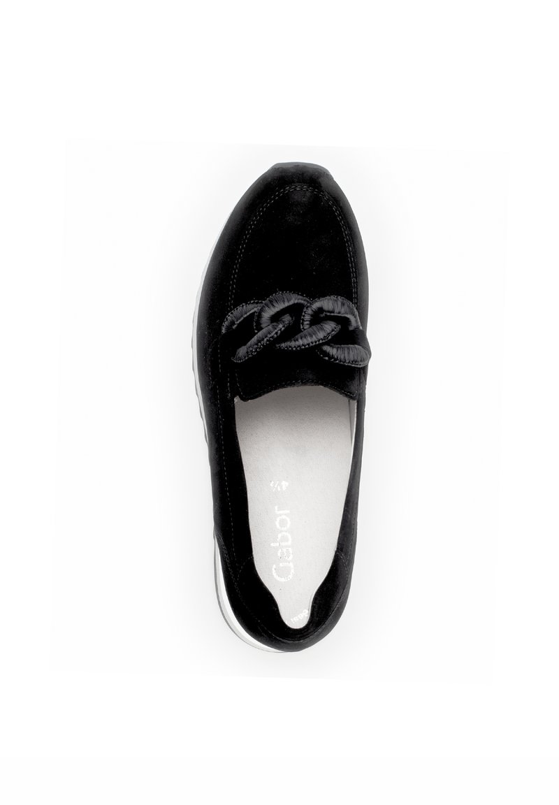 Schwarzer Wildlederschuh mit geflochtenem Riemen, runder Spitze und gepolsterter Innensohle. Die Sohle hat eine leichte Erhöhung mit einem kontrastierenden weißen Rand.