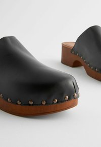 Next REGULAR FIT - Træsko - black