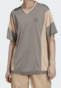 adidas by Stella McCartney T-shirt med print - grey