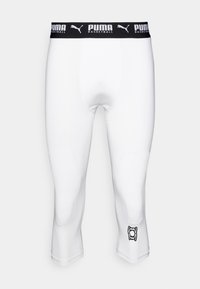 Hvide kompressionsshorts med en sort elastisk talje, der har "PUMA BASKETBALL" logo. Glat tekstur med en grafisk accent nær kanten.