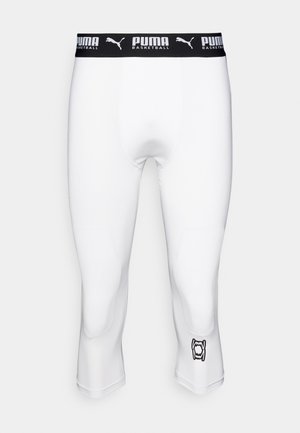 Shorts de compression blancs avec une ceinture élastique noire arborant le logo "PUMA BASKETBALL". Texture lisse avec un accent graphique près de l'ourlet.