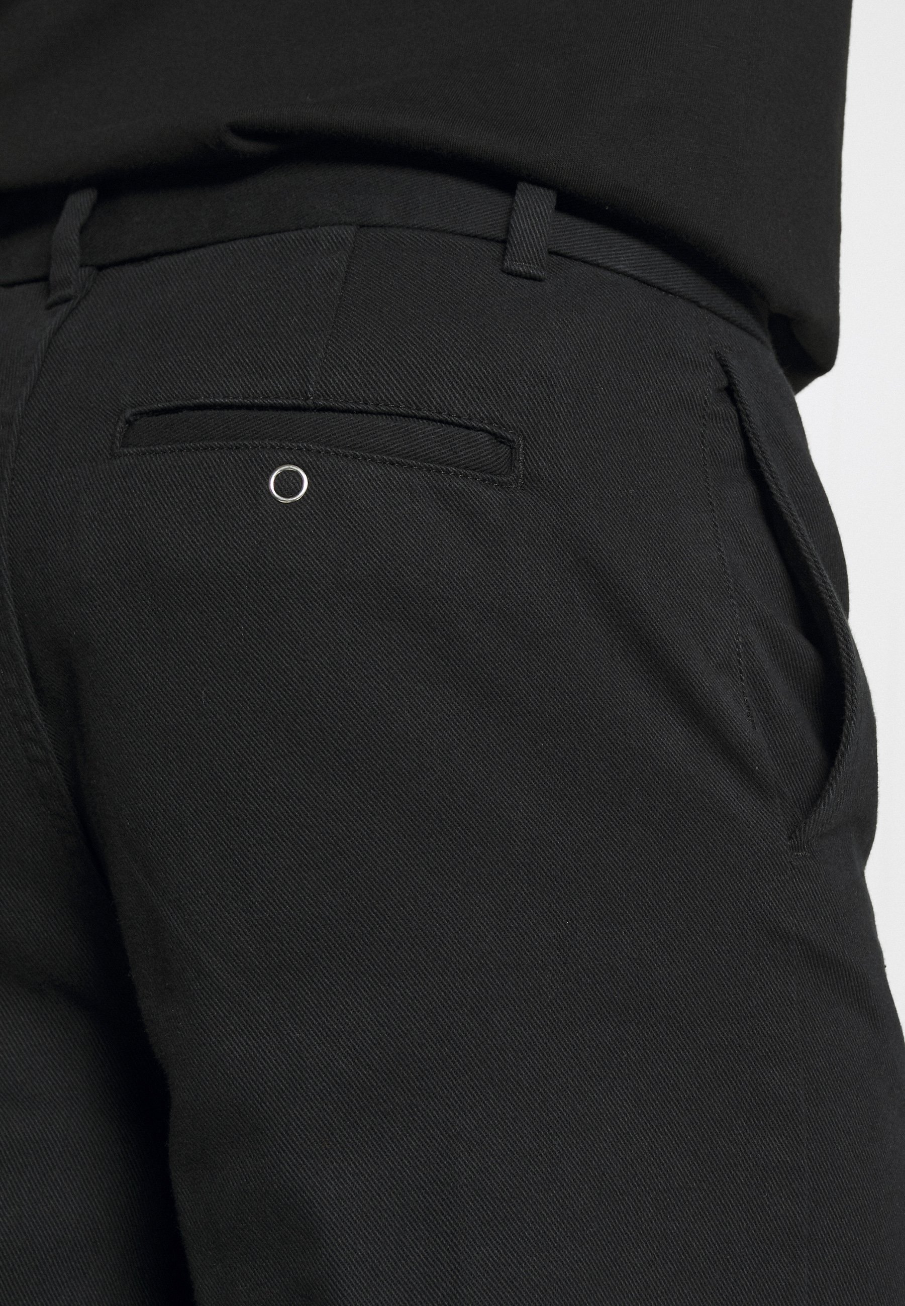 outfit with yellow converse