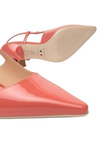 Décolleté in pelle lucida color corallo con punta affilata, cinturino alla caviglia e suola beige con grip texturizzato. Made in Italy, taglia 37.