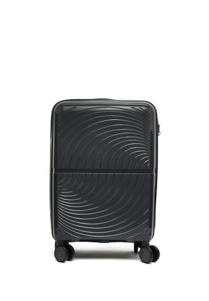 Zwarte hardschalige koffer met ronde gestructureerde patronen, vier zwenkwielen en een horizontale scheidingslijn in het midden.