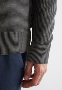 Marc O'Polo CREWNECK WITH RAGLAN WAVE STRUCTURE - Strickpullover - gray pin