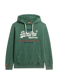 Zielona bluza z kapturem wykonana z bawełny, z przednią kieszenią, sznurkami do regulacji i nadrukiem tekstu: "Vintage SuperDry," z akcentami w białym i czerwonym kolorze.