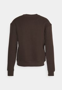 Sudadera marrón con cuello redondo, manga larga y puños acanalados. La tela tiene una textura suave, diseñada sin patrones ni acentos visibles.