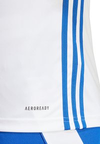Camiseta deportiva blanca con franjas de acento azul a los lados y el logo "AEROREADY" cerca del dobladillo. Textura de tela suave y ligera.