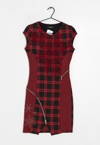 Punainen ja musta ruudullinen mekko, jossa on hihattomat hihat, brodeerattu kukkakuvio, vetoketjuyksityiskohta ja niiteillä koristeltu, valmistettu pehmeästä kankaasta.