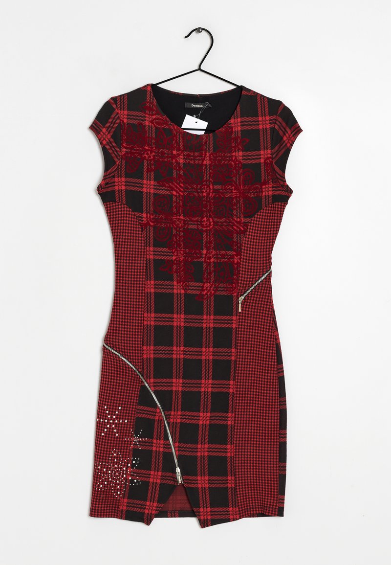 Punainen ja musta ruudullinen mekko, jossa on hihattomat hihat, brodeerattu kukkakuvio, vetoketjuyksityiskohta ja niiteillä koristeltu, valmistettu pehmeästä kankaasta.