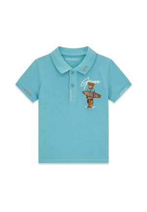 Hellblaues kurzärmeliges Poloshirt mit Knöpfen, besticktem Teddybär, der ein "GUESS"-Schild hält, und dekorativen Nähten an Ärmeln und Kragen.