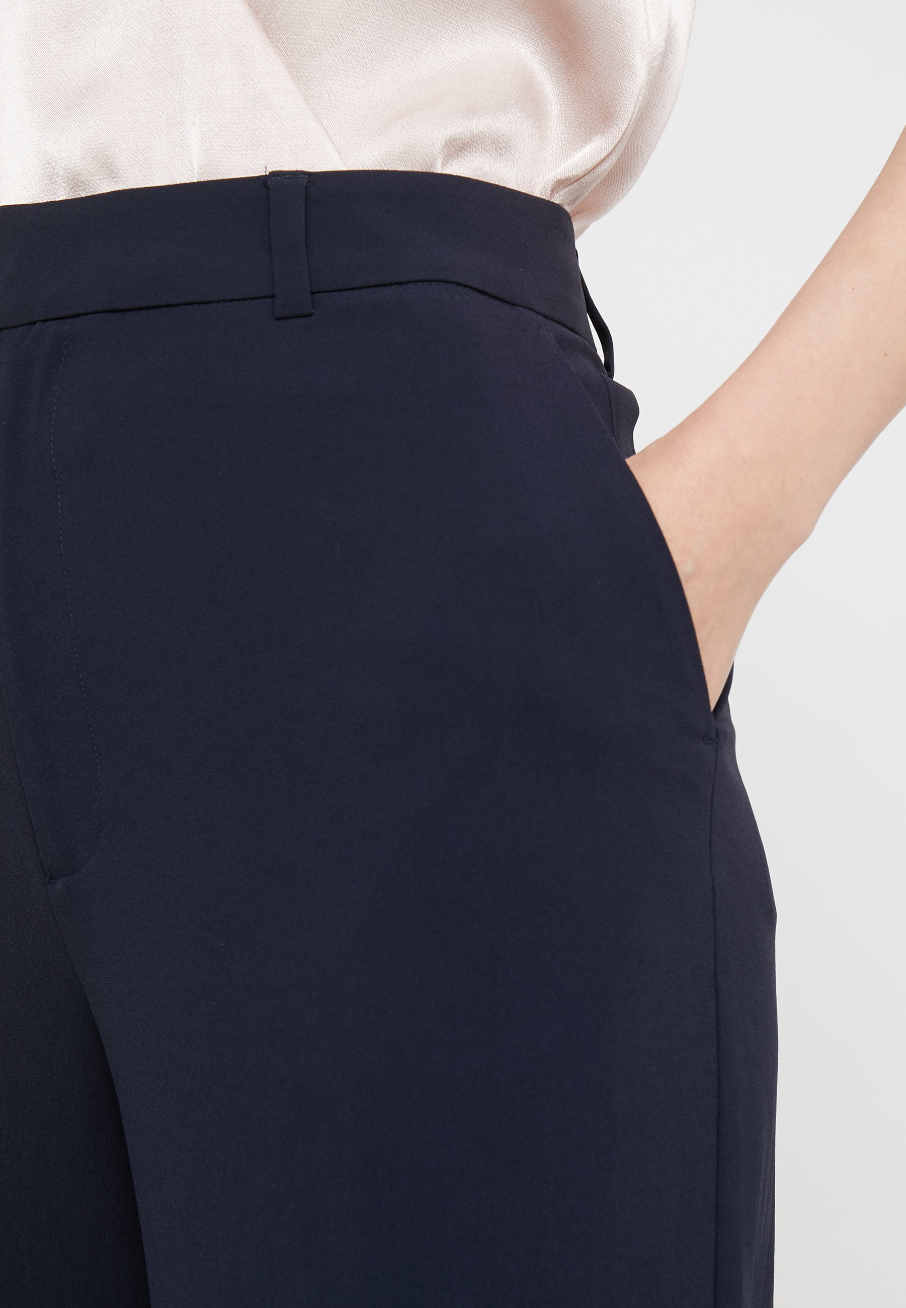 Filippa K HUTTON CREPE TROUSER Bukse navymørkeblå Filippa K HUTTON TROUSERS Bukse navymørkeblå Zalando.no