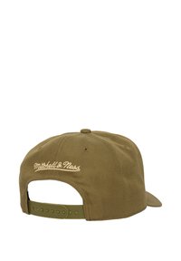 Olīvu zaļš cepure ar plakanu malu, izgatavota no teksturēta auduma. Uz aizmugures ir izšūts "Mitchell & Ness" logo un regulējama spiedpogas aizdares sistēma.