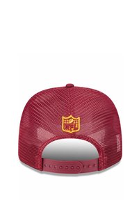 Rote Netz-Kappe mit Snapback-Verschluss, die auf der Rückseite ein gesticktes gelbes NFL-Logo zeigt, mit einem gebogenen Schild und verstellbarem Kunststoffriemen.
