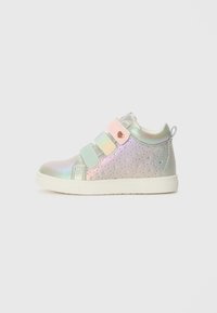 Zilveren iriserende high-top sneaker met perforatie in een hartpatroon, drie verstelbare banden in lichtroze, blauw en wit, en een gestructureerde afwerking.