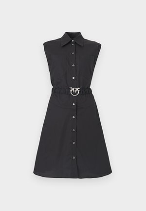 Robe noire sans manches à boutons, avec un col et une taille froncée ornée d'une boucle de ceinture argentée en forme de deux oiseaux.