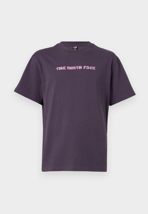 Tumevioletne lühikeste varrukatega T-särk ümmarguse kaeluse ja rinnal roosade pikslitega tekstiga "THE NORTH FACE".