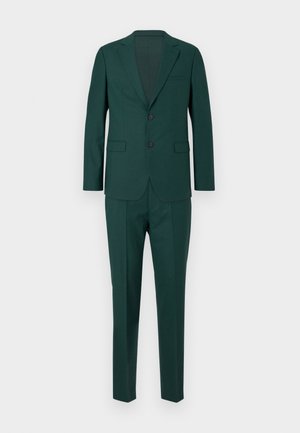 Sötétzöld, sima anyagból készült, kéttagú öltöny, amely egy gombos blézert és hozzáillő, szűk szabású nadrágot tartalmaz.
