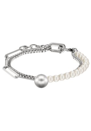 Bracelet chaîne en argent avec une rangée de petites perles blanches et une grosse perle en argent, avec un fermoir marqué "Liebeskind Berlin."