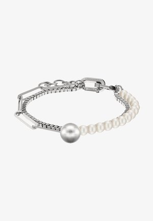 Bracelet chaîne en argent avec une rangée de petites perles blanches et une grosse perle en argent, avec un fermoir marqué "Liebeskind Berlin."