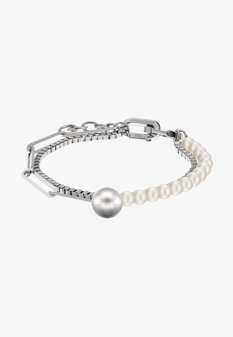 Bracelet chaîne en argent avec une rangée de petites perles blanches et une grosse perle en argent, avec un fermoir marqué "Liebeskind Berlin."