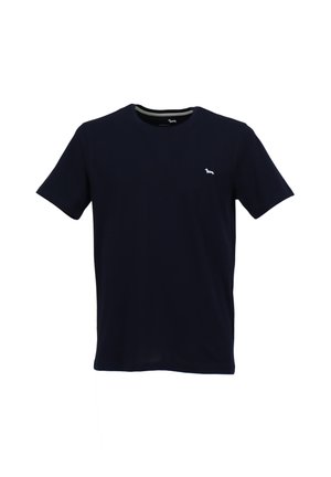 Marineblauwe katoenen t-shirt met een ronde hals, korte mouwen en een klein wit logo op de linkerborst. Glad textuur, casual ontwerp.