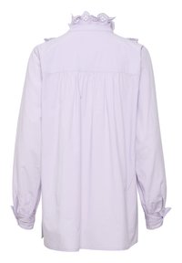 Camicia a manica lunga di un delicato lavanda con colletto arricciato, polsini con bottoni e dettagli ricamati sul colletto e sulle maniche.