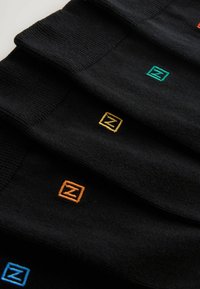 Čierne ponožky s farebnými vyšívanými logami "Z" v zelenej, modrej, oranžovej a žltej farbe. Hladká textura, štandardný design do výšky členkov.