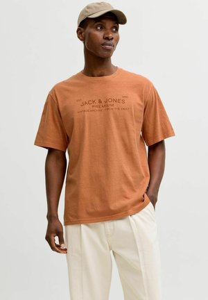 JPRBLUAIDEN SS TEE - T-shirt con stampa - amber brown