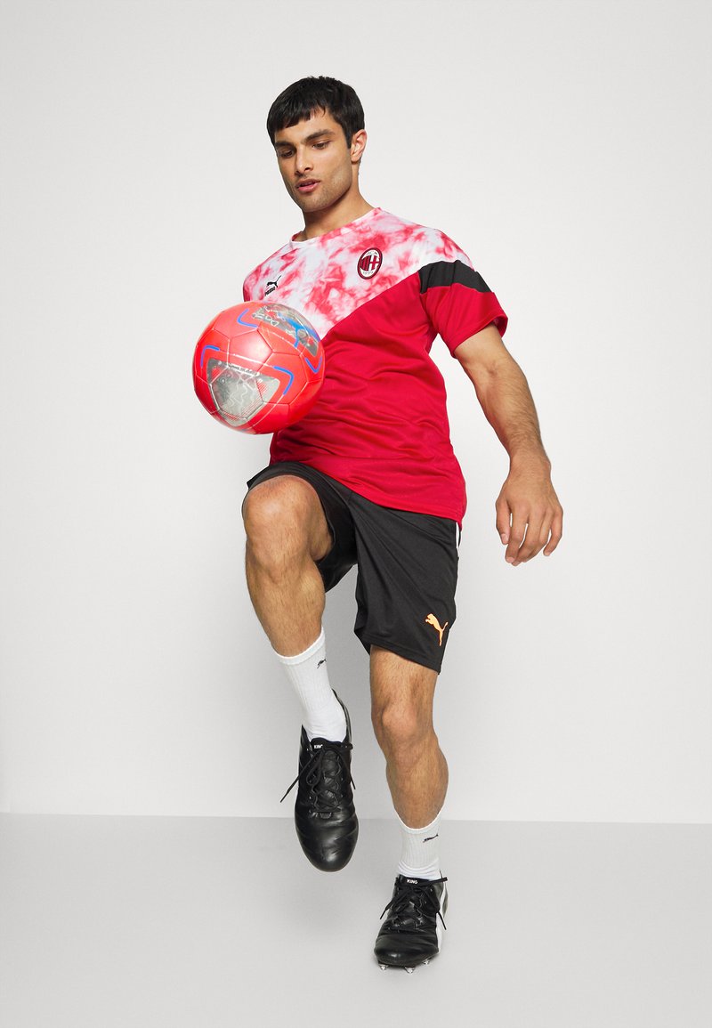 Herren Shirts | Puma AC MAILAND ICONIC TEE Vereinsmannschaften tango red/black/rot - PM05177 Herren Shirts | Puma AC MAILAND ICONIC TEE Vereinsmannschaften tango red/black/rot - PM05177
