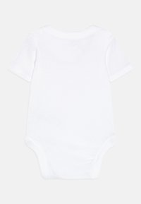 Vitt bomull babybodi, kortärmad, med mjuk textur och tryckknappar längst ner. Har en enkel design utan tryck.