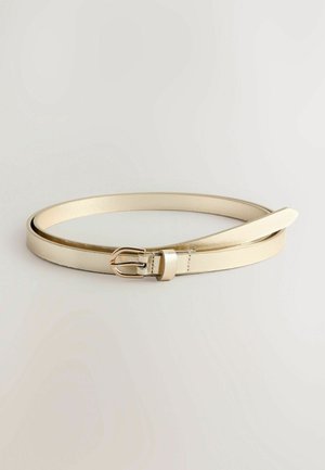 Crèmekleurige riem van imitatieleer met een glanzende afwerking, voorzien van een gouden metalen gesp en een slank, minimalistisch ontwerp. De riem is dun en flexibel.