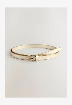 Cintura in finta pelle color crema con finitura lucida, dotata di fibbia in metallo dorato e design elegante e minimale. La cintura è sottile e flessibile.