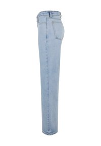 Lys blå denimjeans, med rette ben, fem lommer og synlig søm. Myk tekstur, standard midje og minimalt med hardware.