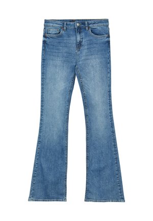 Jeans évasés bleu clair en denim ; présentent un design classique à cinq poches, une fermeture à bouton, et un léger effet délavé sur le devant.