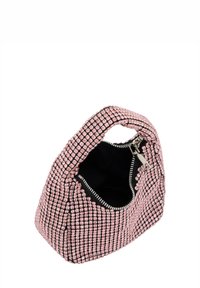 Malá taška zaobleného tvaru, pokrytá růžovými rhinestony, s černým interiérem a zipovým uzávěrem. Ucho navržené pro snadné nošení.