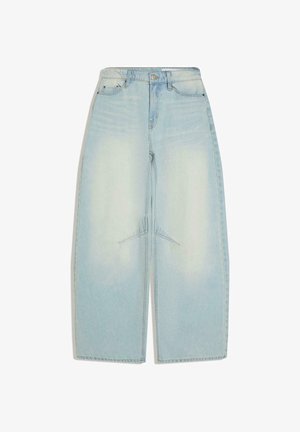 Blugi largi, de culoare albastru deschis, cu talie înaltă, nasturi în față, fermoar și design cu cinci buzunare, așezați pe o suprafață albă.