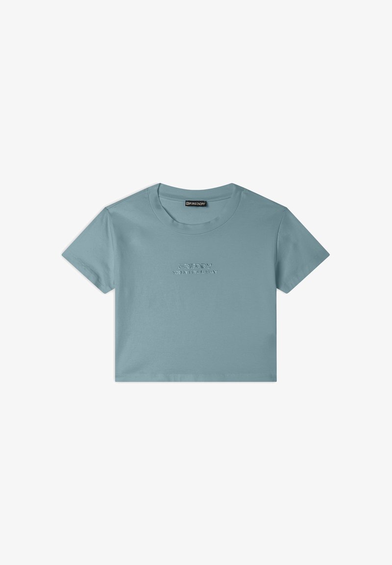 T-shirt cropped azzurro cielo realizzato in cotone morbido. Presenta maniche corte e un collo rotondo. Testo in lettere in rilievo sulla parte anteriore.