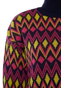 Granatowy sweter z golfem z geometrycznym wzorem w kolorach różowym, żółtym i czarnym. Dzianina o fakturze z rombami tworzącymi wyrazisty design.
