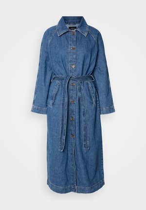 Denim pikk mantel, helesinine, nööpide jaotusega, vöödiga talje, pikad raglan-särgid, kaks esikotti, kontrastsete õmbluste aksendiga.